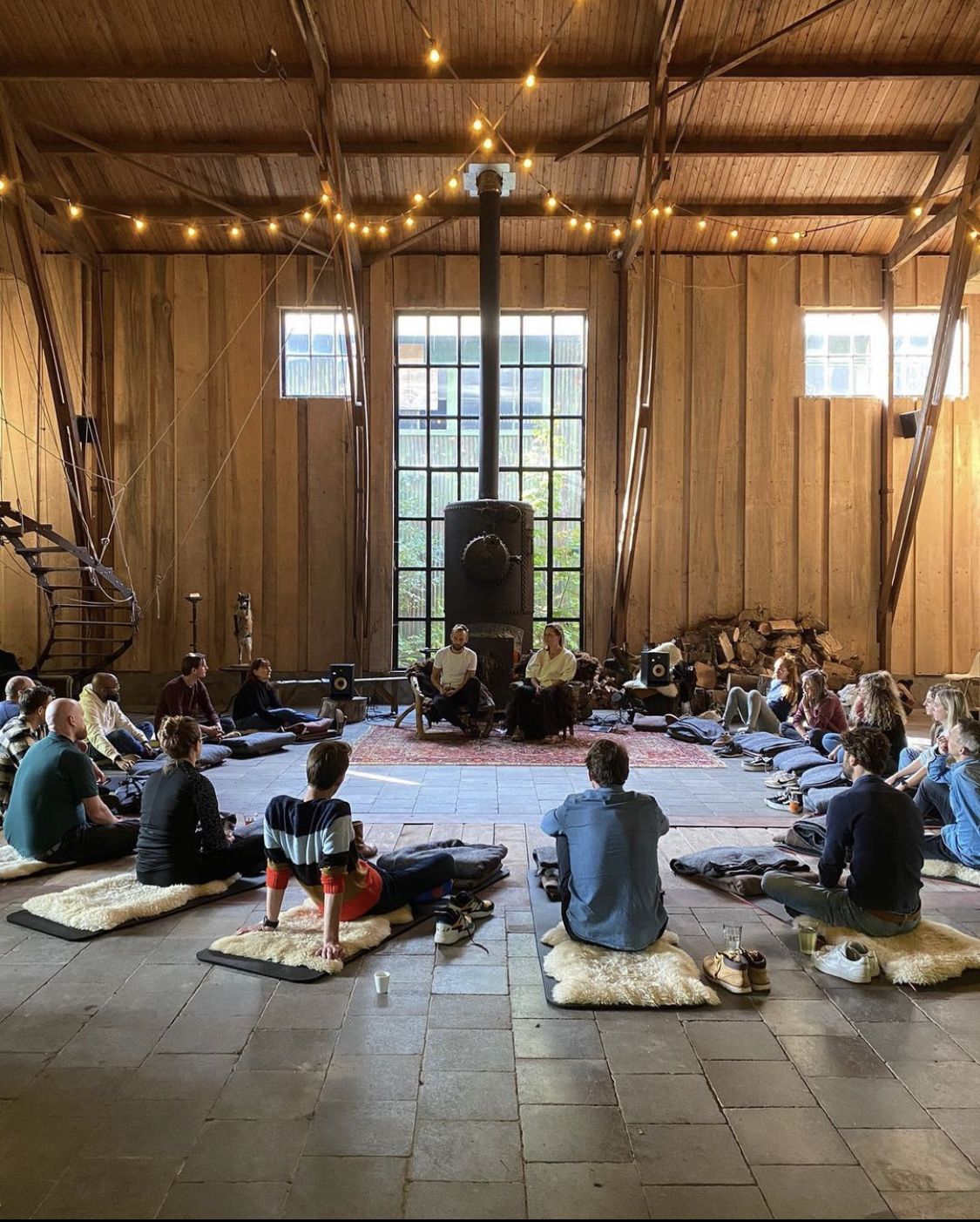 Grupo meditando en silencio en la sala del retiro